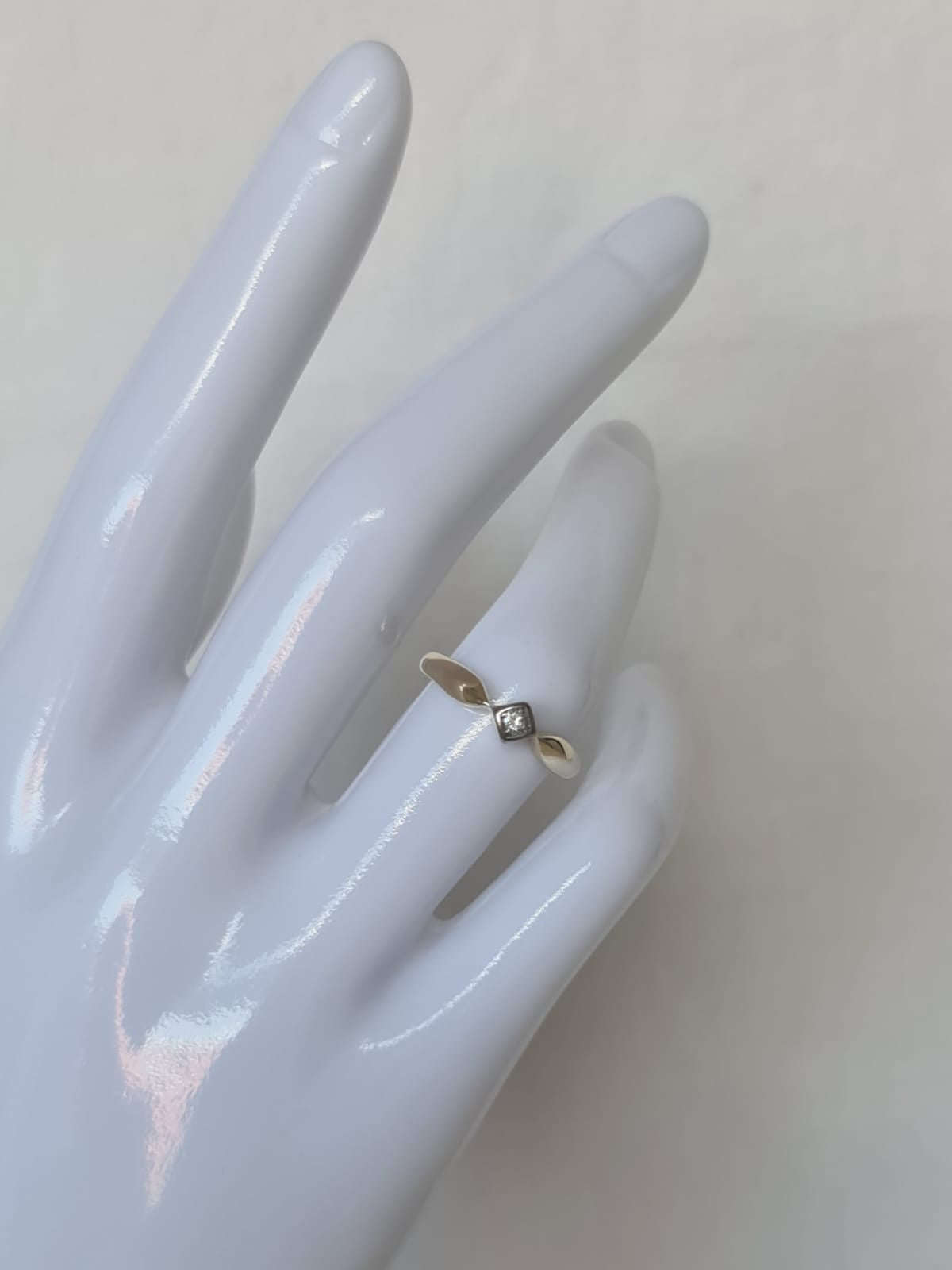 14k gold ring with natural diamond