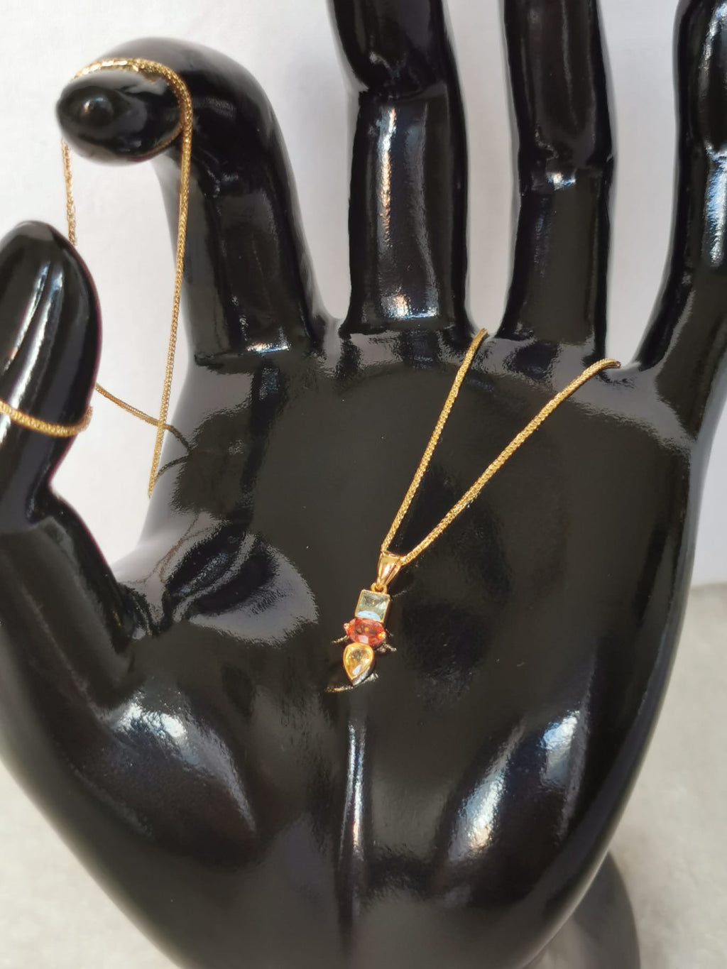 18k gold necklace with sapphire pendant, certificated