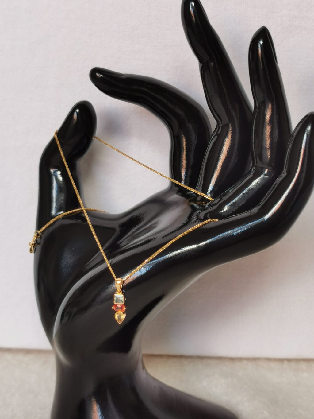 18k gold necklace with sapphire pendant, certificated