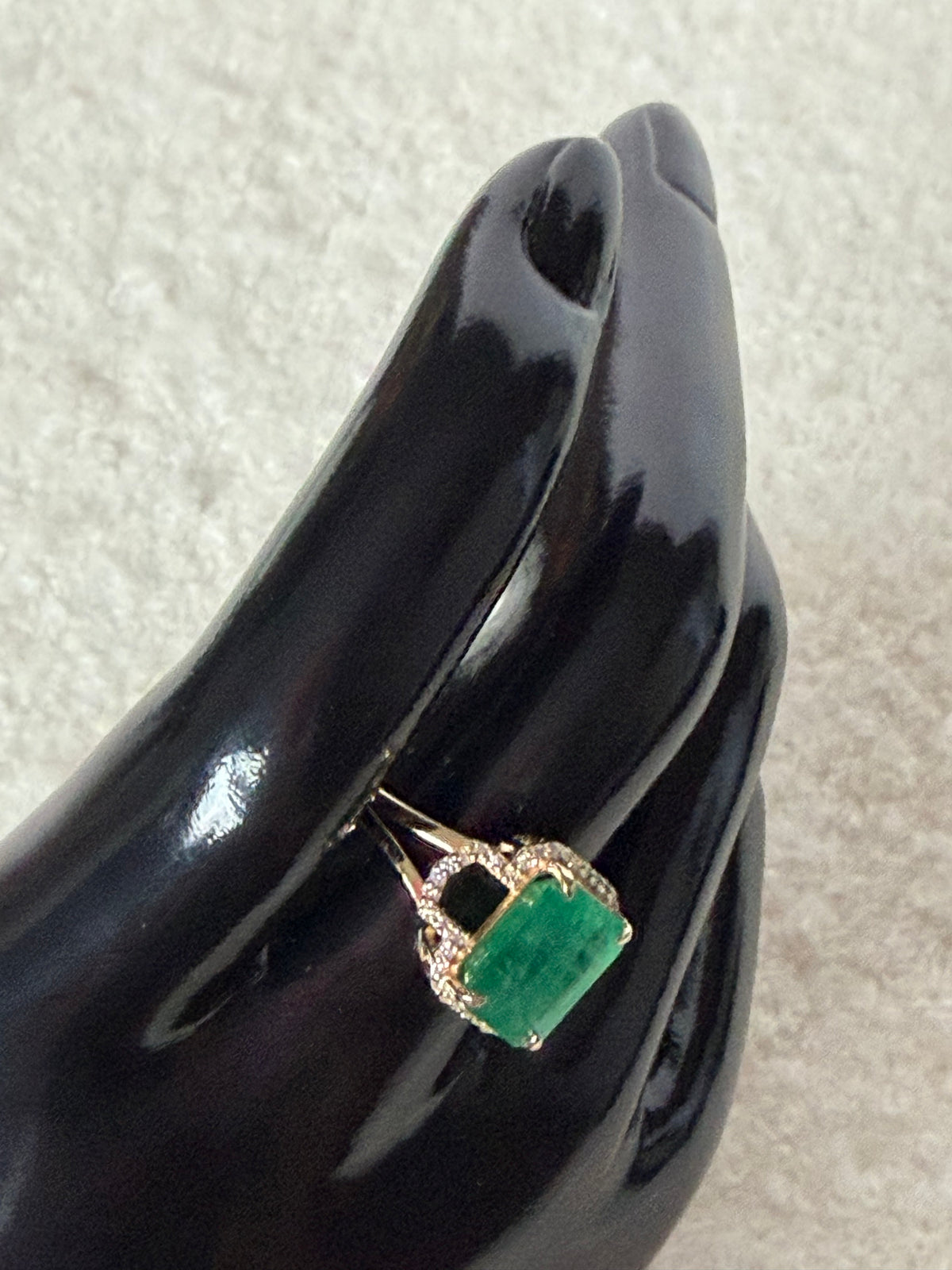 Gold ring with 2.94ct natural emerald and diamond-certified