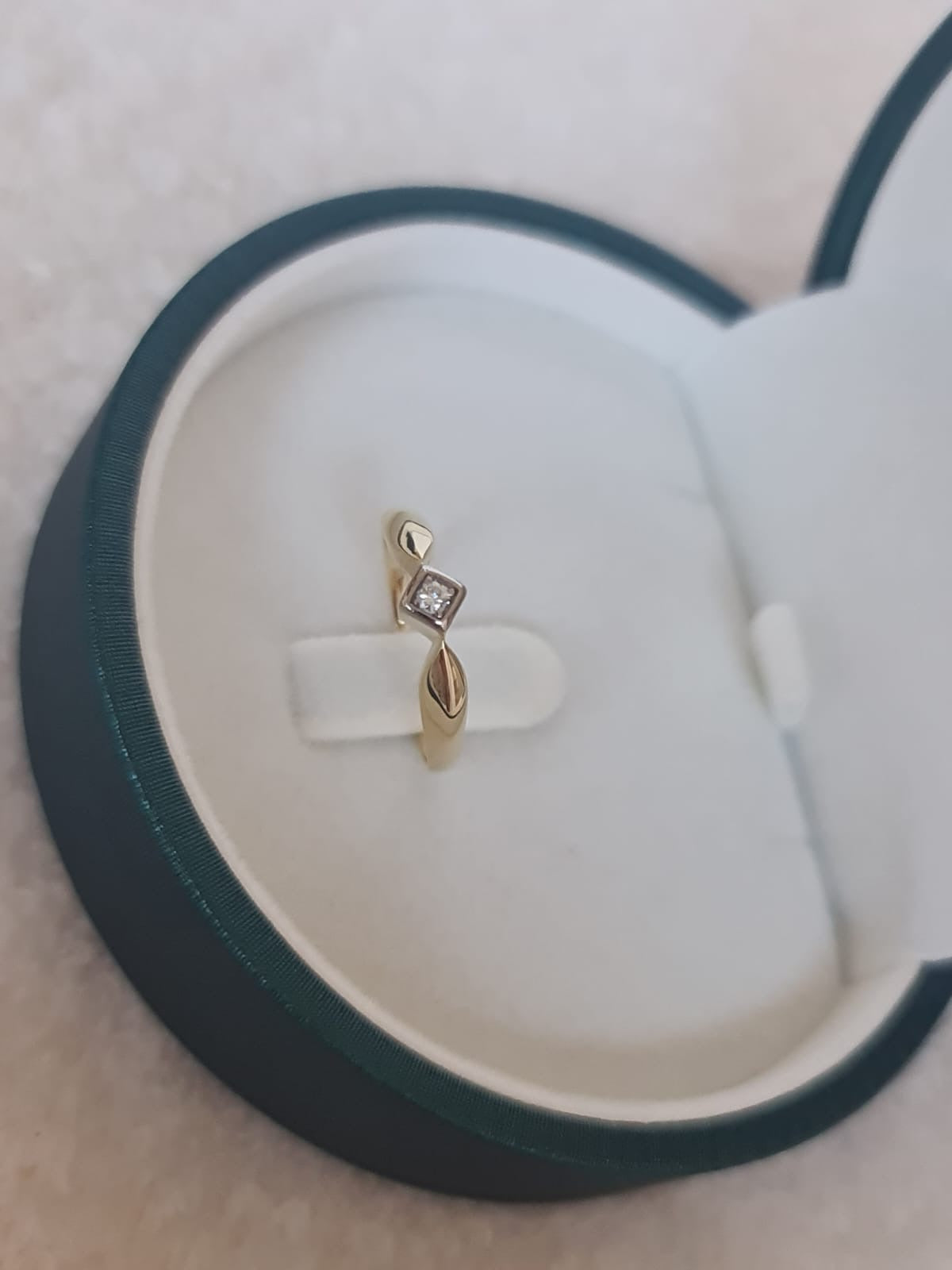 14k gold ring with natural diamond