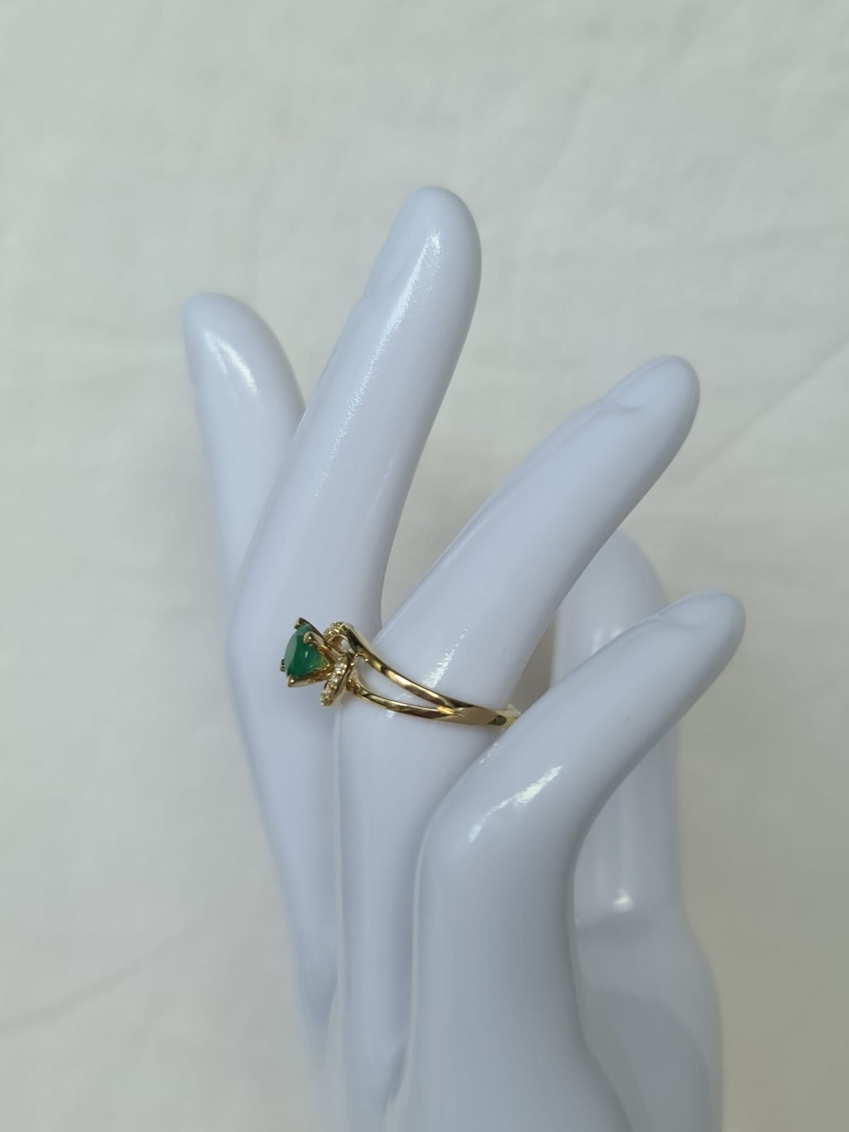 18k gold ring with natural emerald