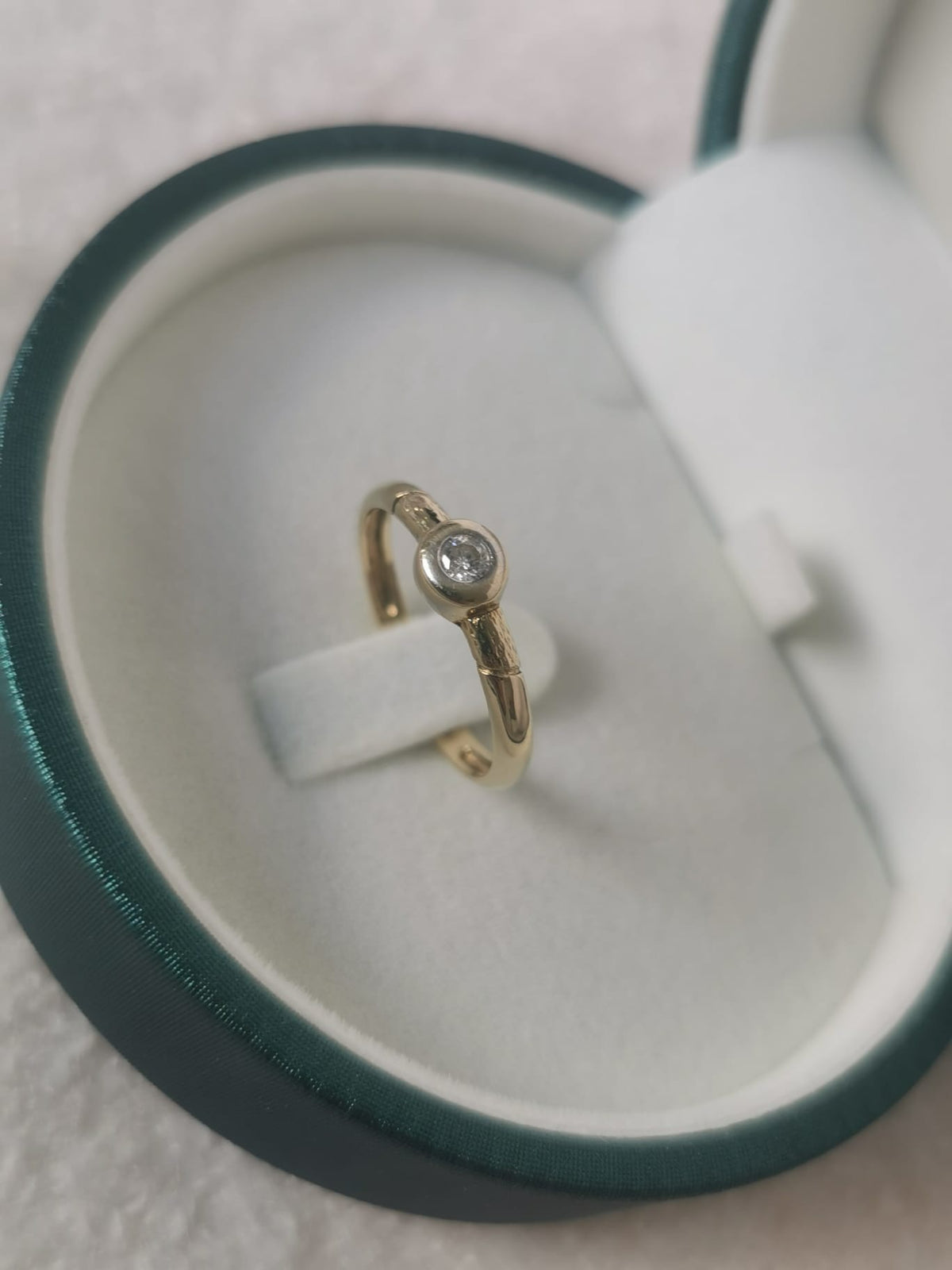14k gold ring with natural diamond