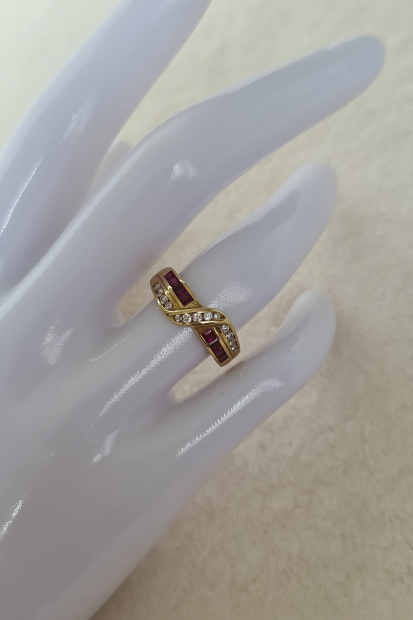 18k gold ring with diamond
