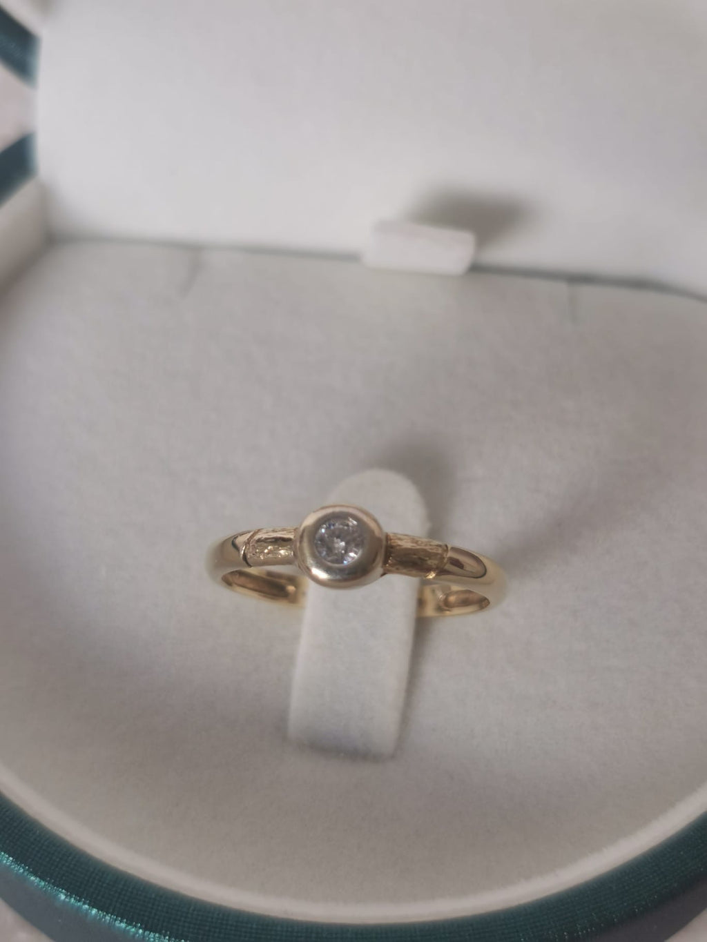 14k gold ring with natural diamond
