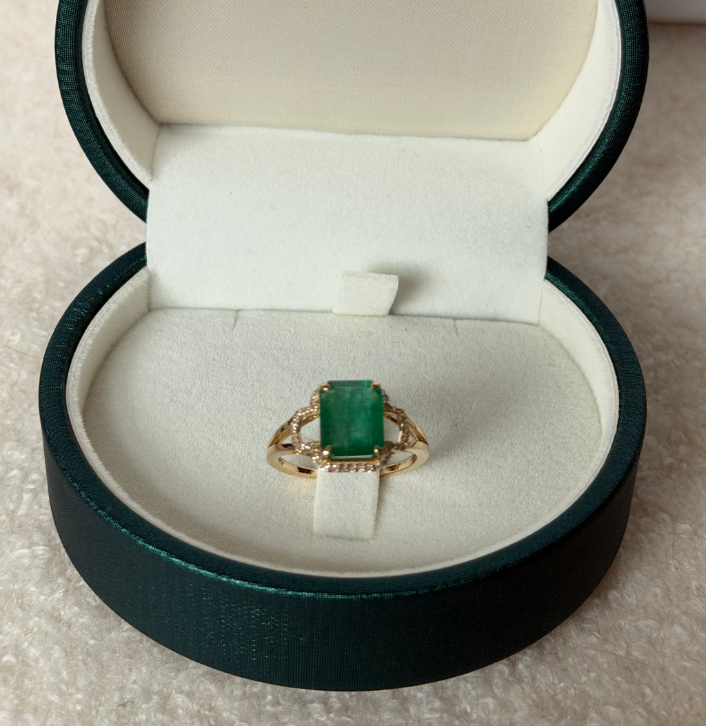Gold ring with 2.94ct natural emerald and diamond-certified