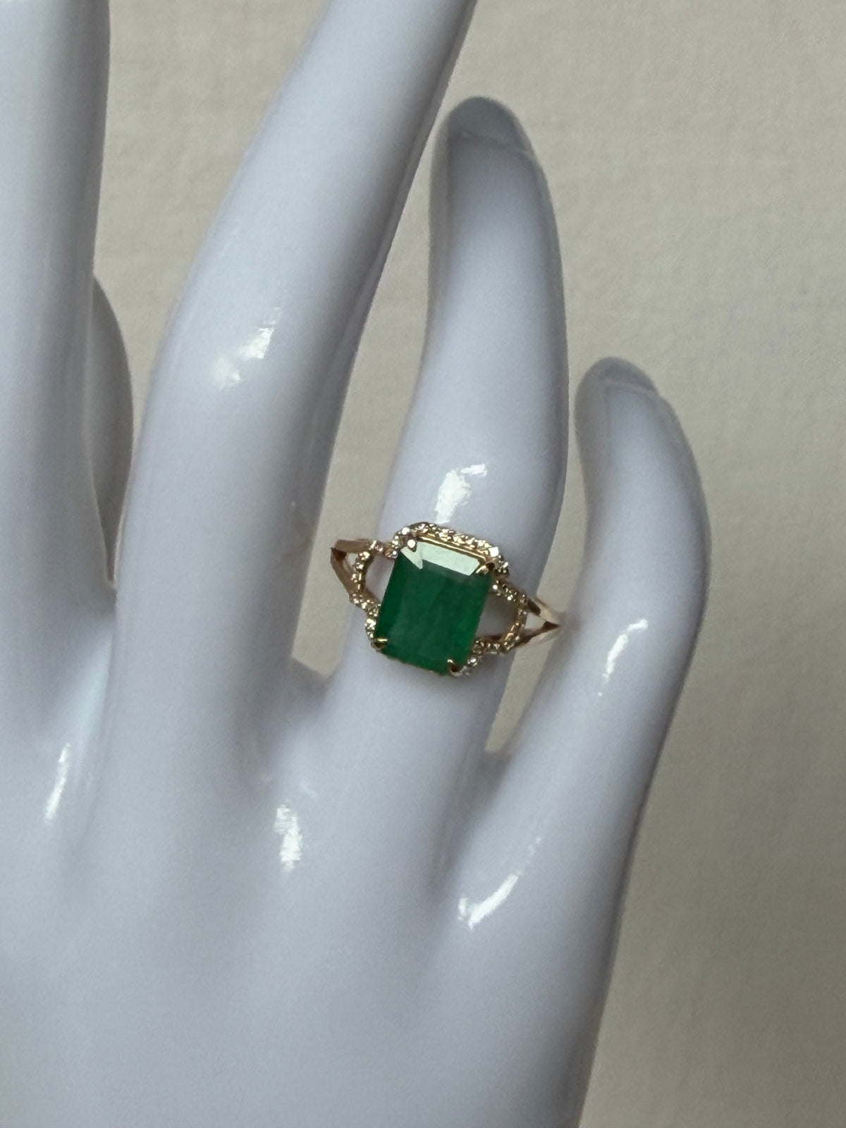 Gold ring with 2.94ct natural emerald and diamond-certified