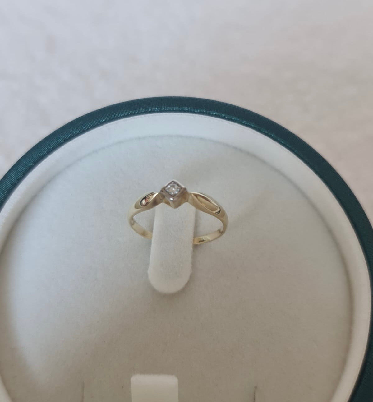 14k gold ring with natural diamond