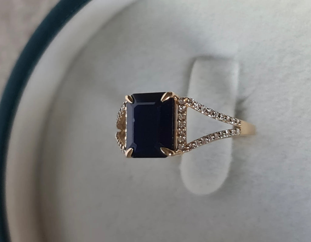 Gold ring with large natural sapphire and diamond-certified