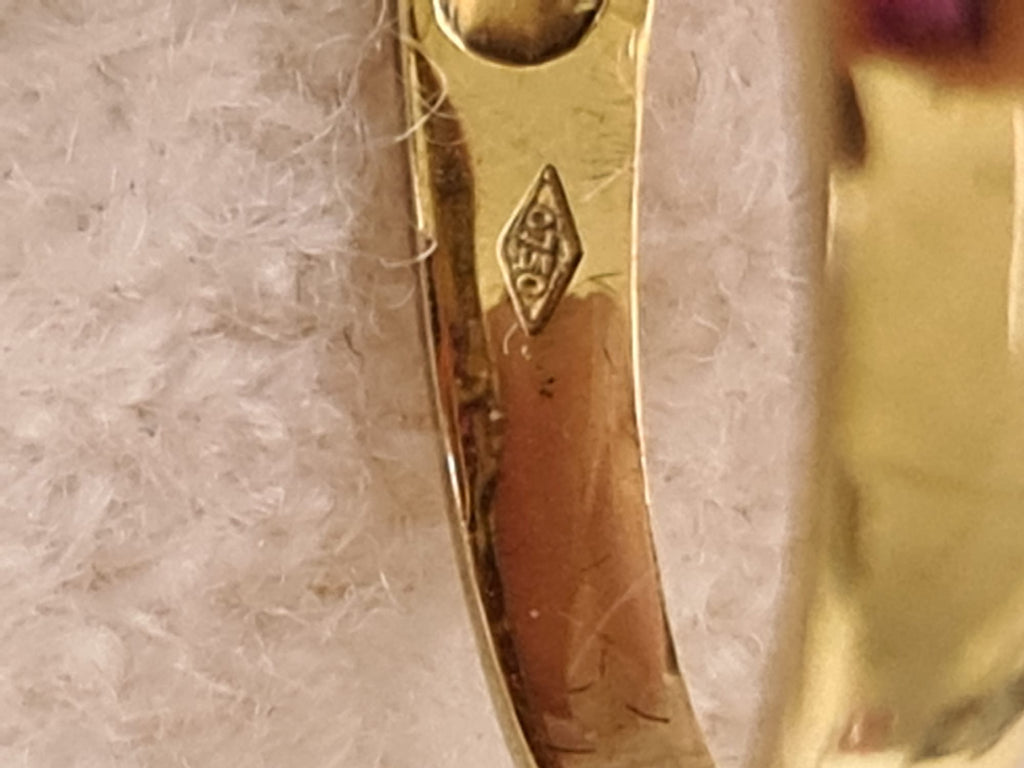 18k gold ring with diamond
