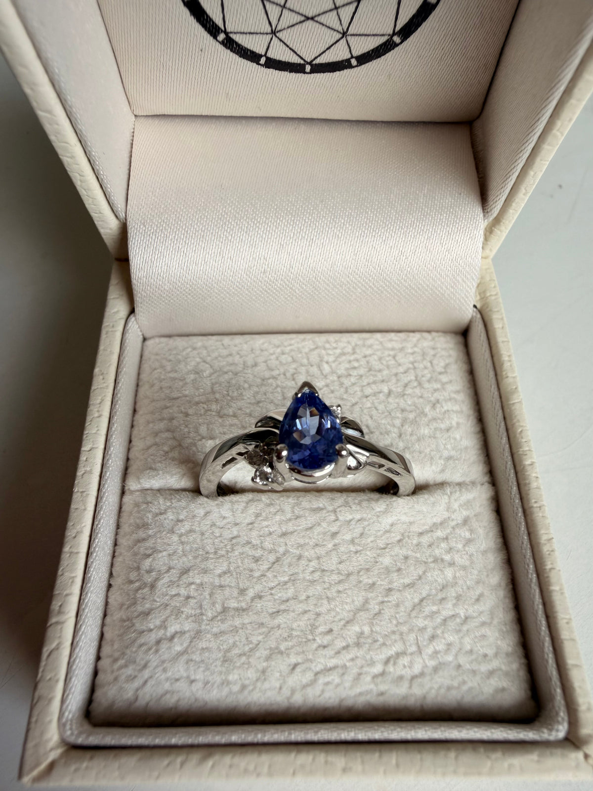 Gold ring with diamonds and tanzanite-certified
