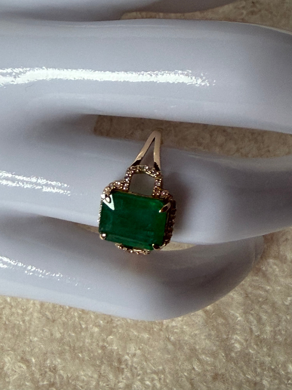 Gold ring with 2.94ct natural emerald and diamond-certified