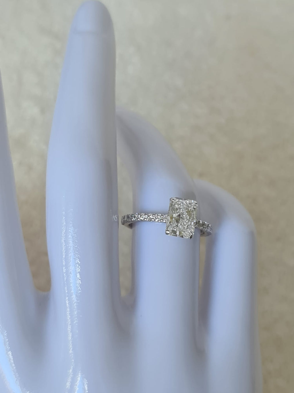 Special gold ring with large diamond-certified