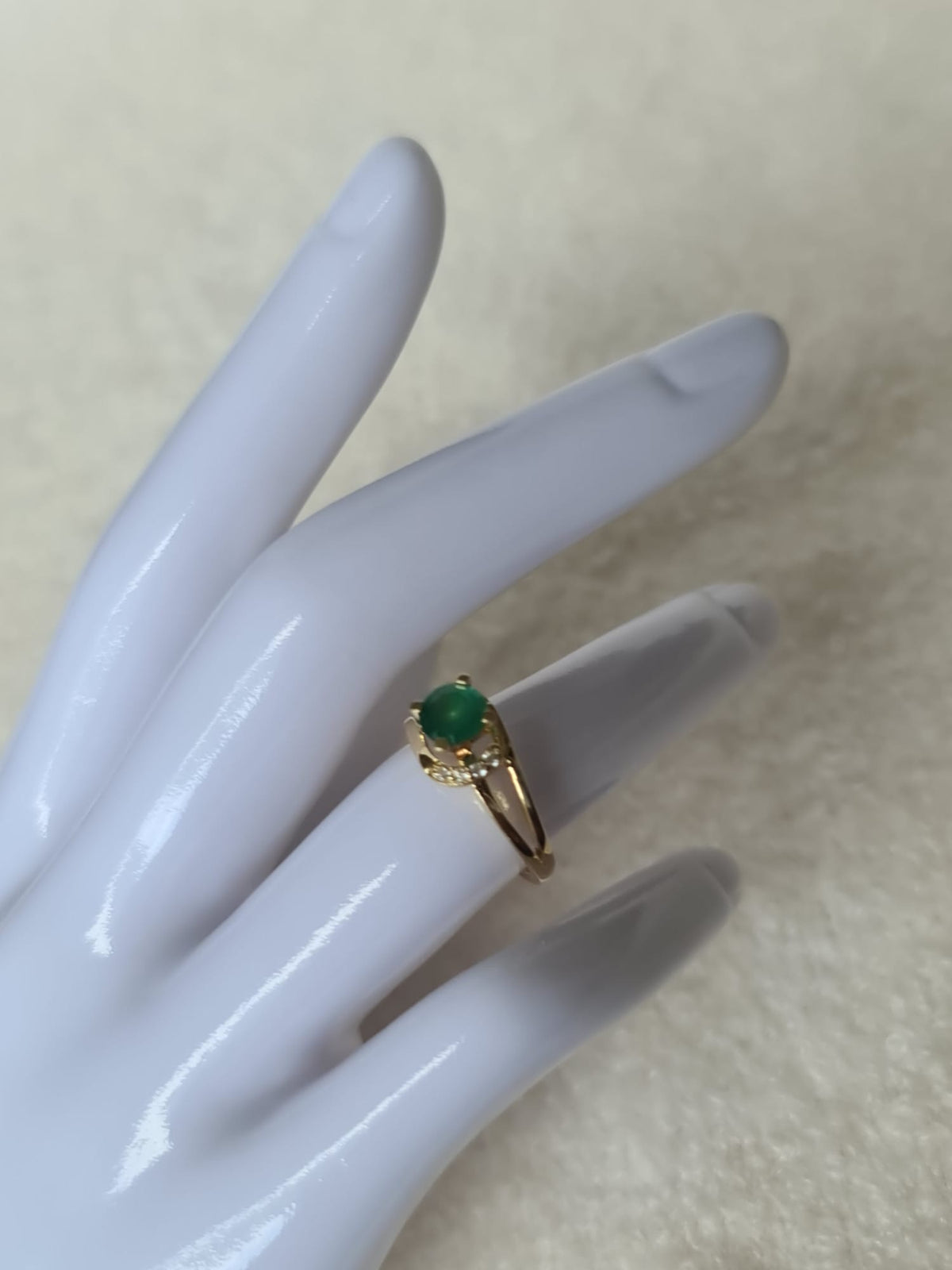 18k gold ring with natural emerald