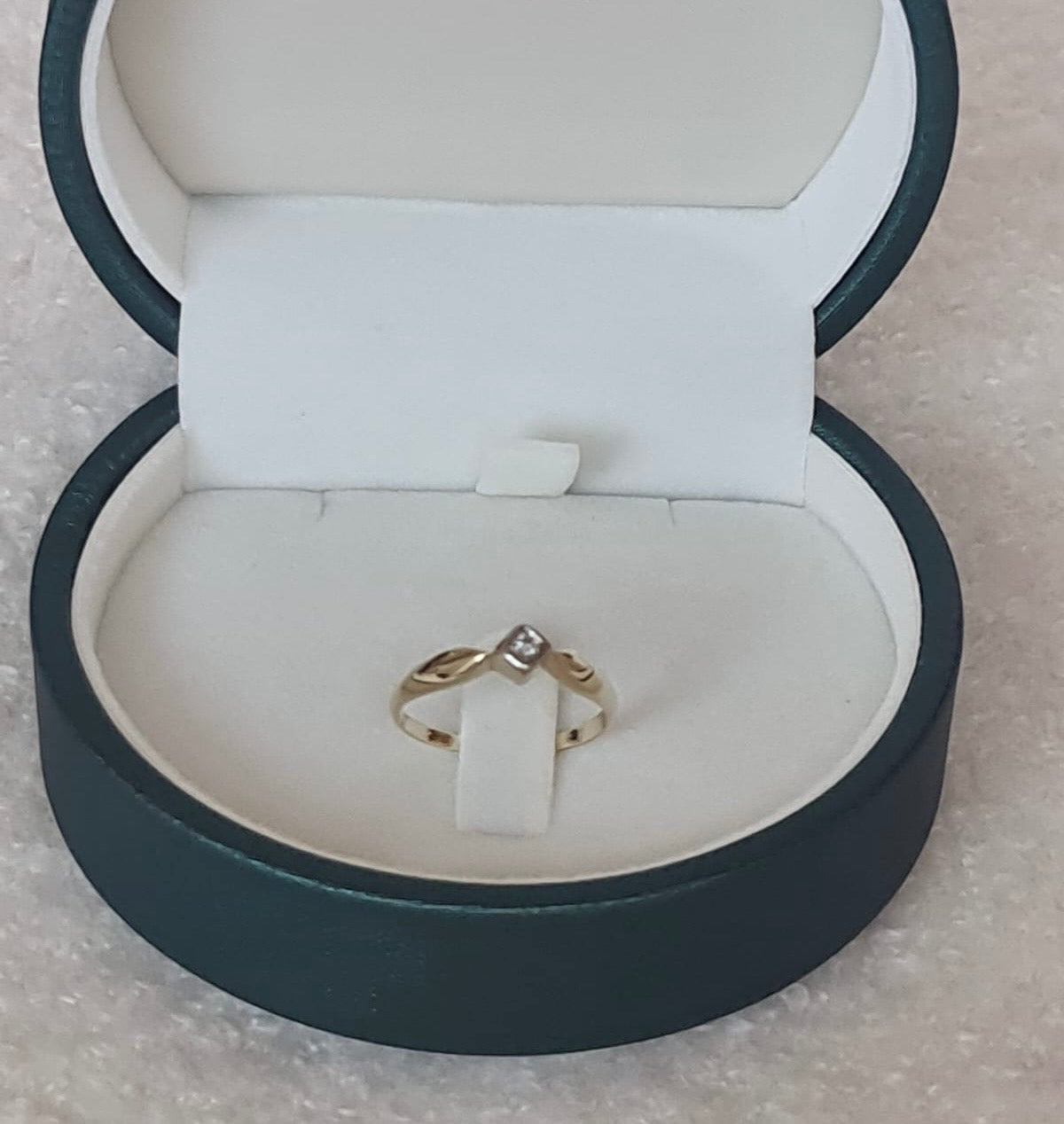 14k gold ring with natural diamond