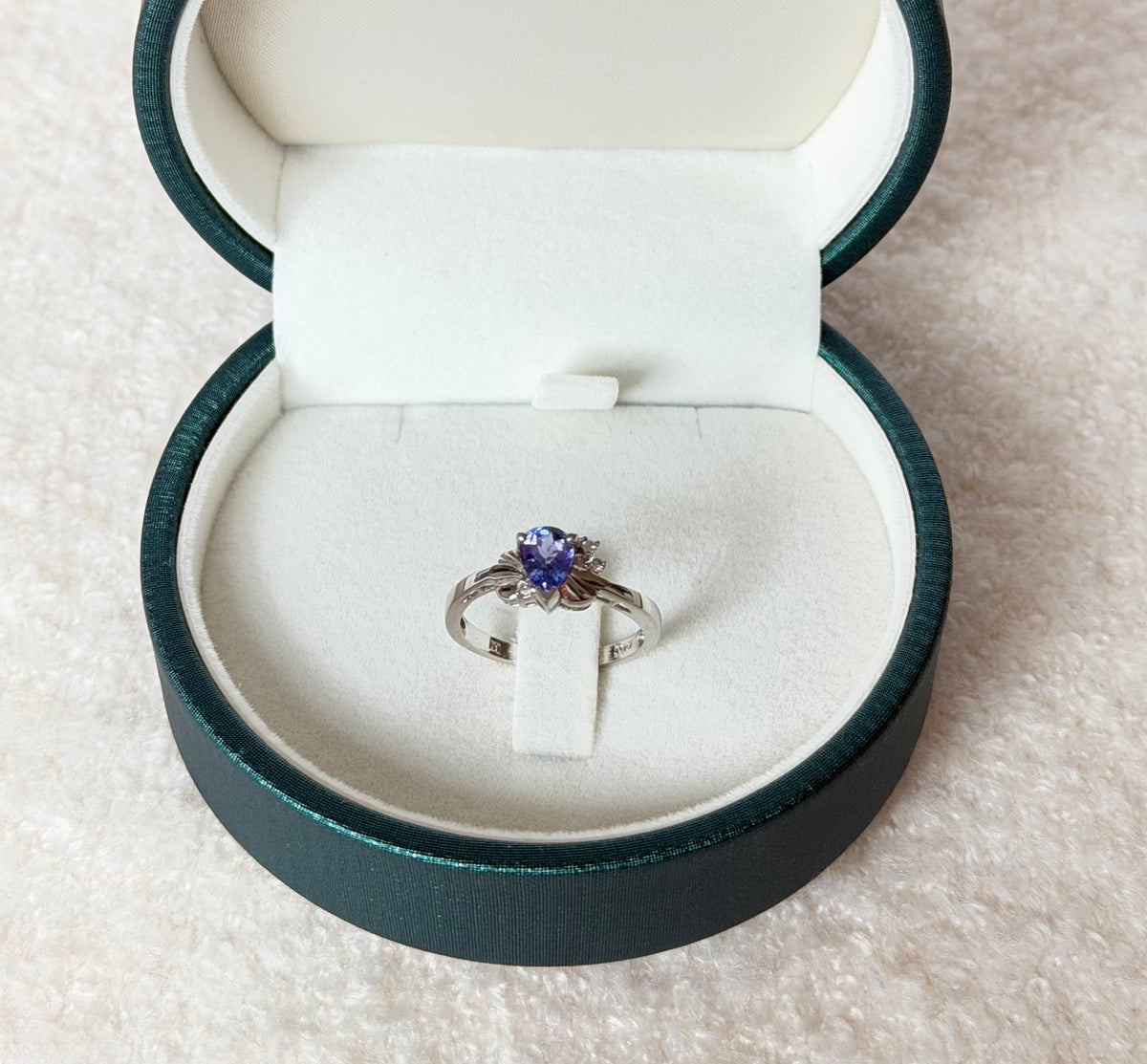 Gold ring with diamonds and tanzanite-certified