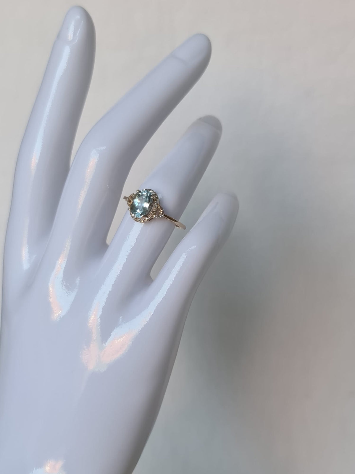 1.49 Ct Oval Mixed Cut
Natural Aquamarine 14K
Gold Ring-certified