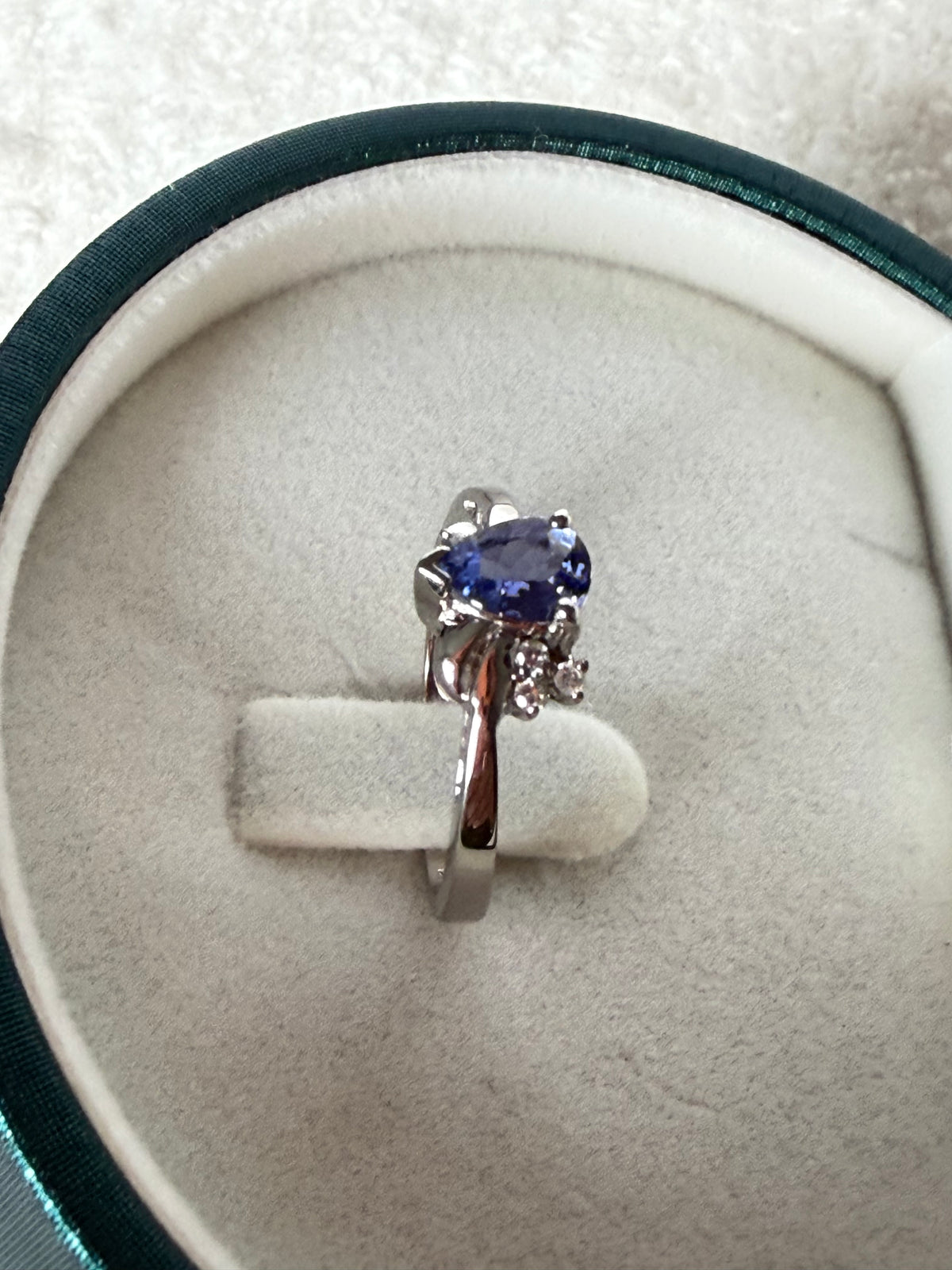 Gold ring with diamonds and tanzanite-certified