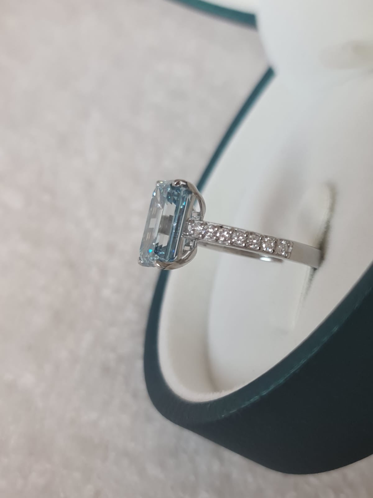 Spactulierue 5.14Ct LG Diamond with platinum ring-certified