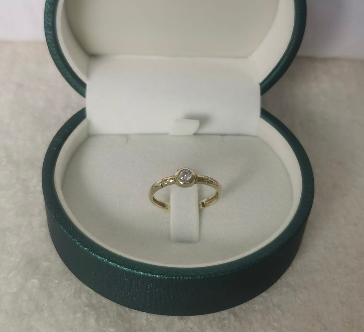 14k gold ring with natural diamond