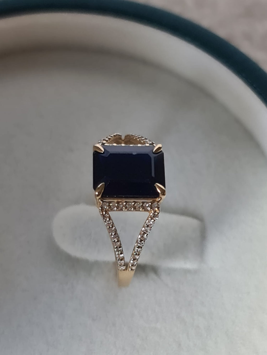 Gold ring with large natural sapphire and diamond-certified