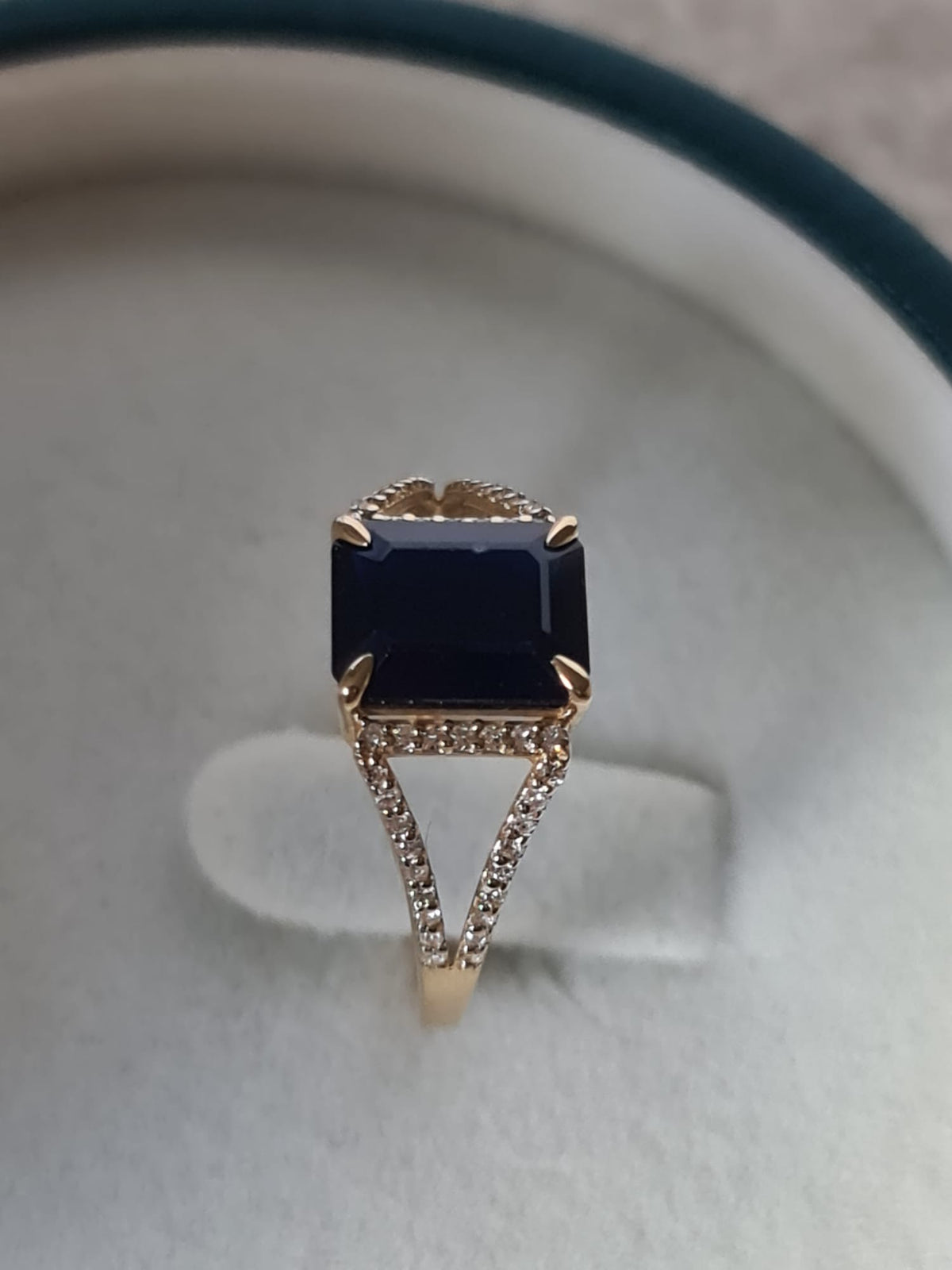 Gold ring with large natural sapphire and diamond-certified