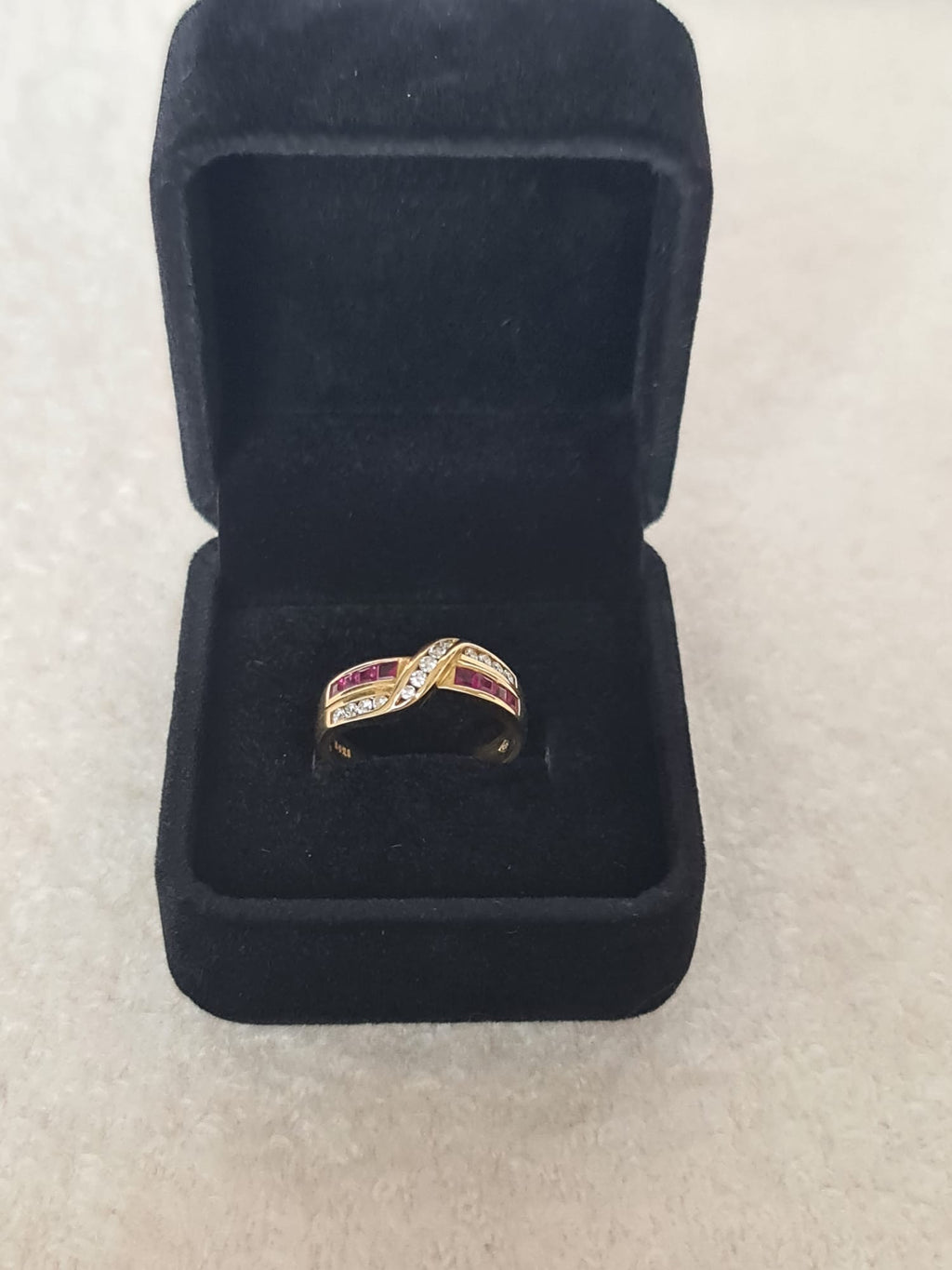 18k gold ring with diamond