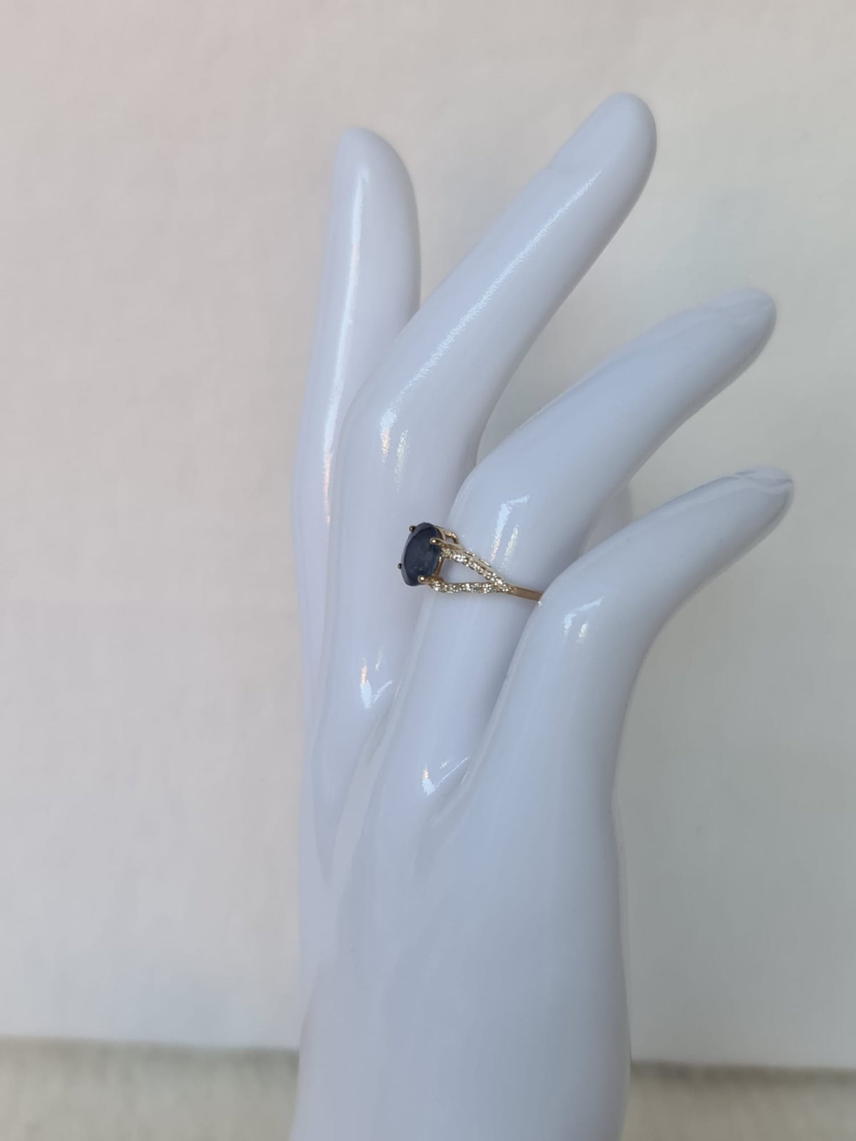 1.71 Ct Oval Natural
Sapphire 14K Gold Ring-certified