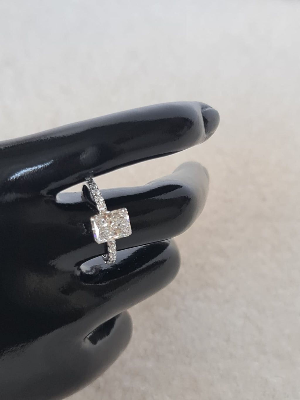 Special gold ring with large diamond-certified