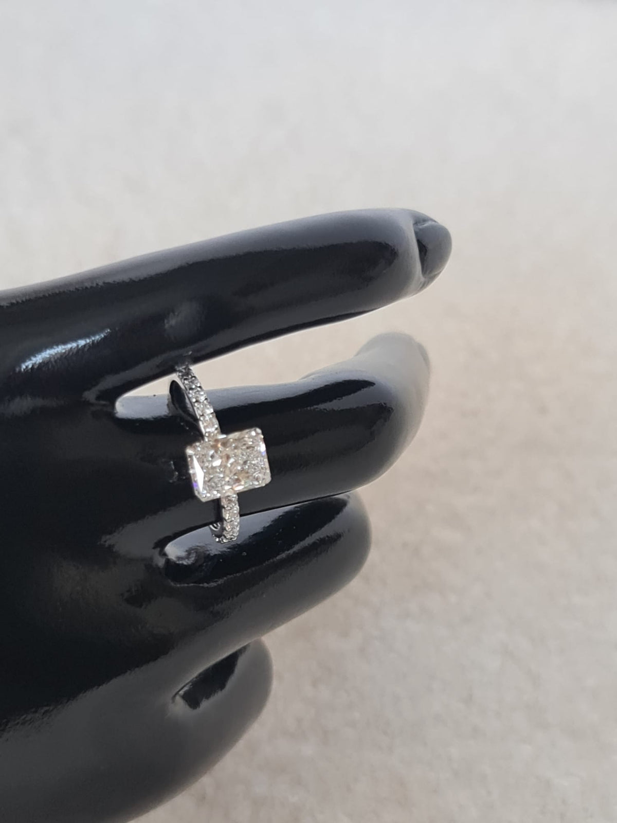 Special gold ring with large diamond-certified