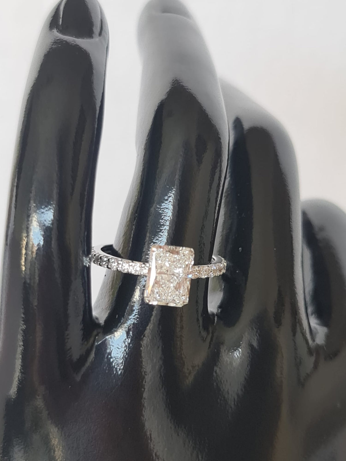 Special gold ring with large diamond-certified