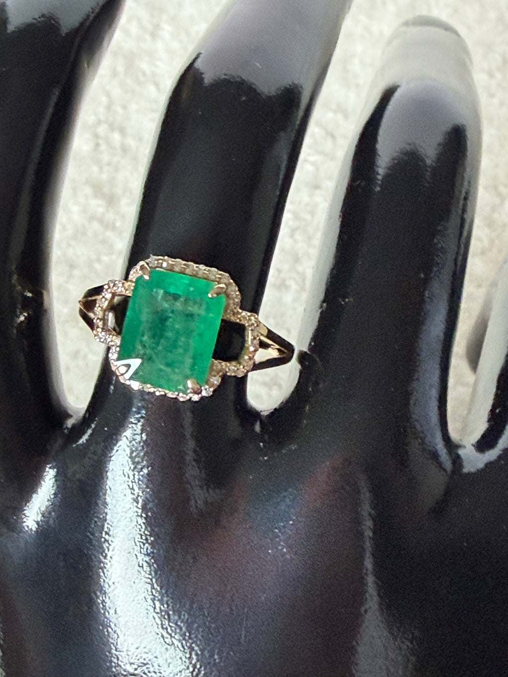 Gold ring with 2.94ct natural emerald and diamond-certified