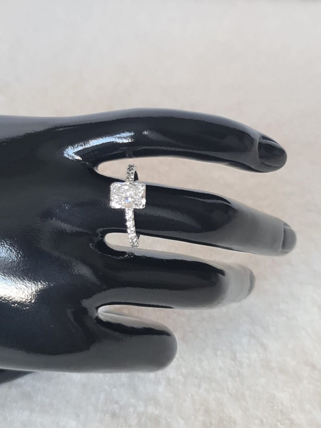 Special gold ring with large diamond-certified