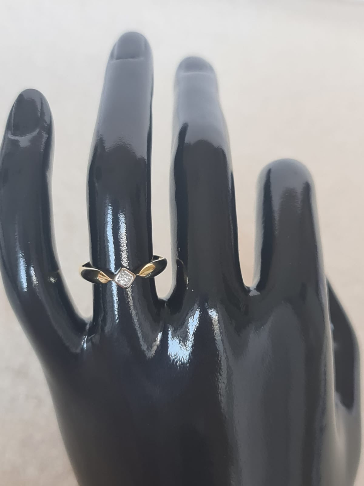 14k gold ring with natural diamond