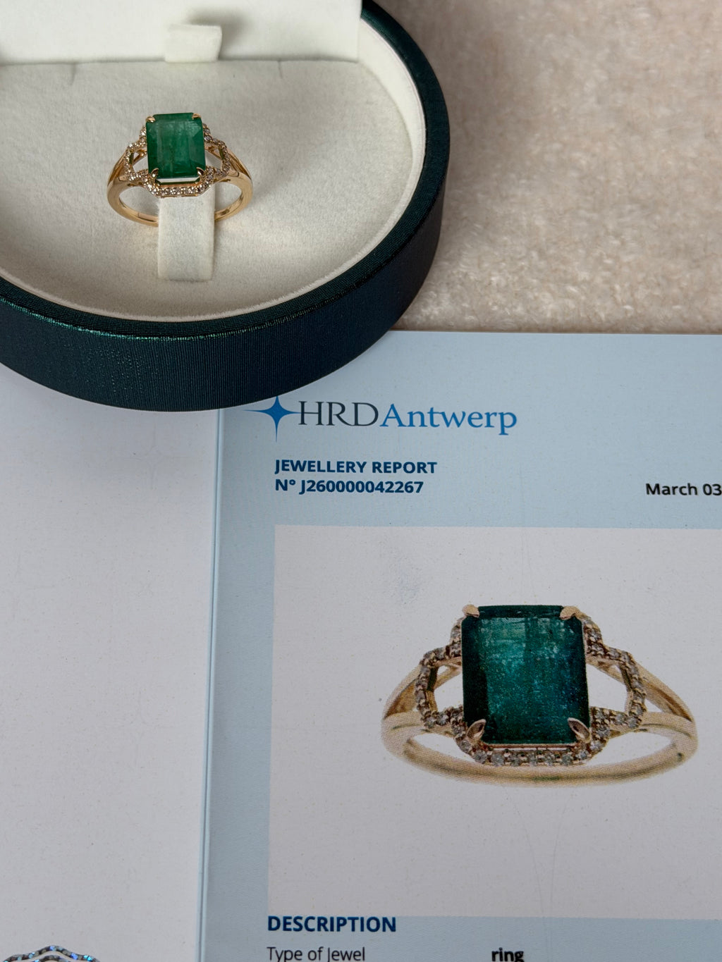 Gold ring with 2.94ct natural emerald and diamond-certified