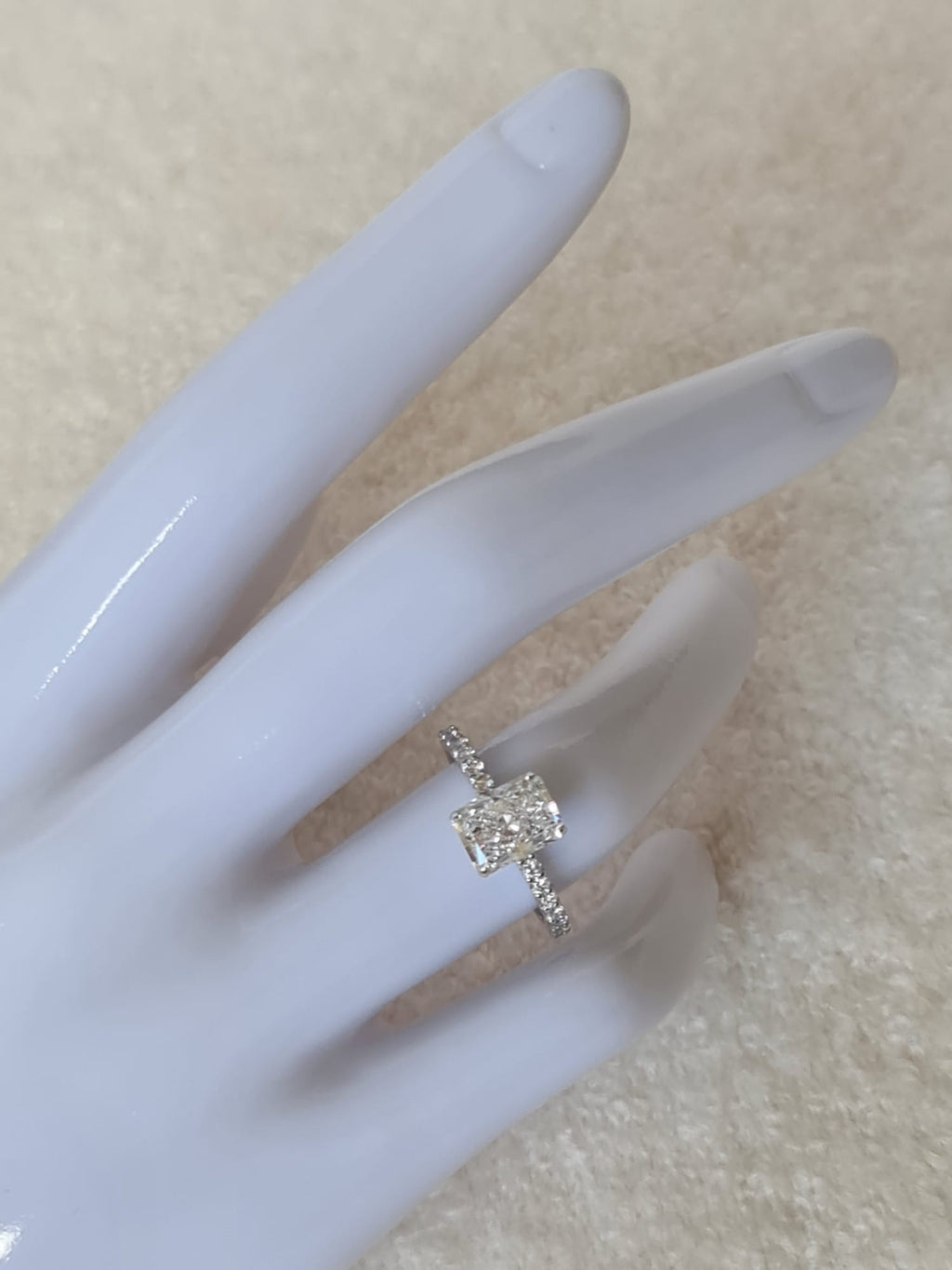 Special gold ring with large diamond-certified