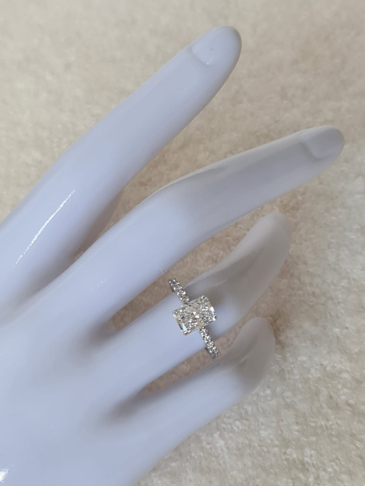 Special gold ring with large diamond-certified
