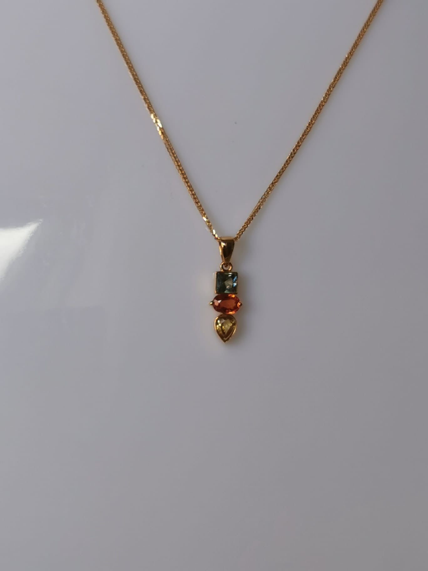 18k gold necklace with sapphire pendant, certificated