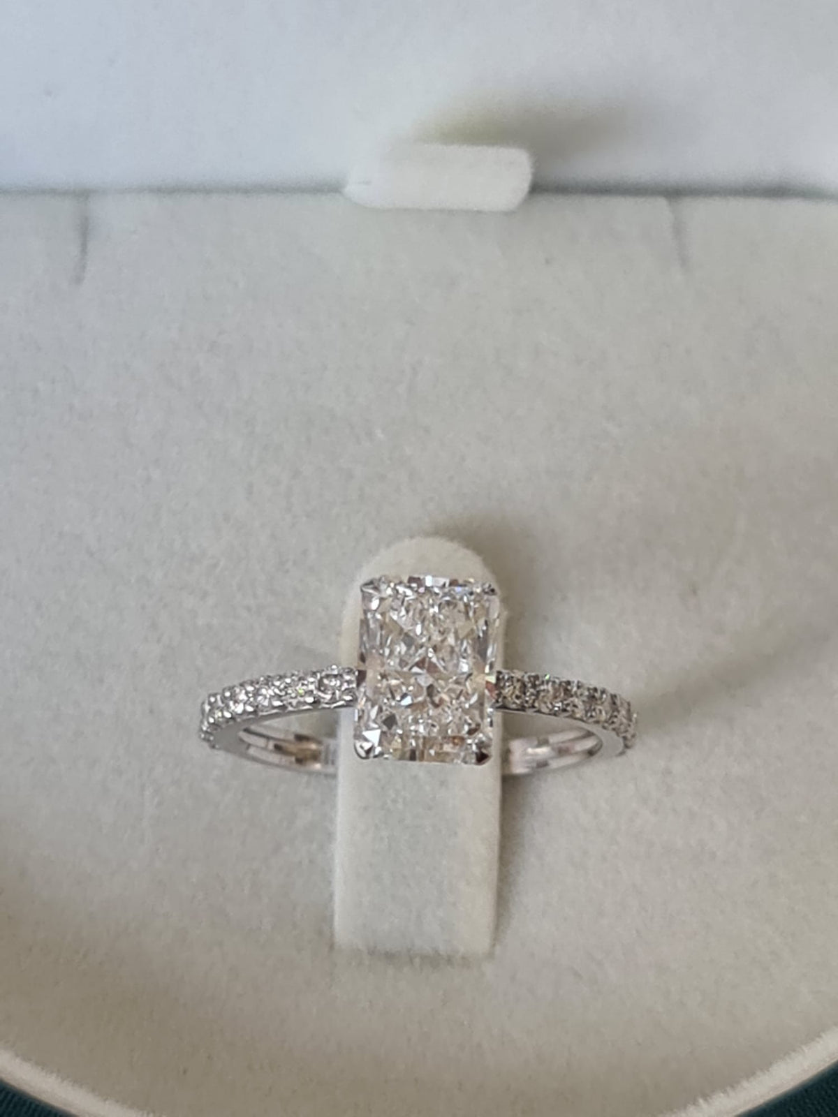 Special gold ring with large diamond-certified