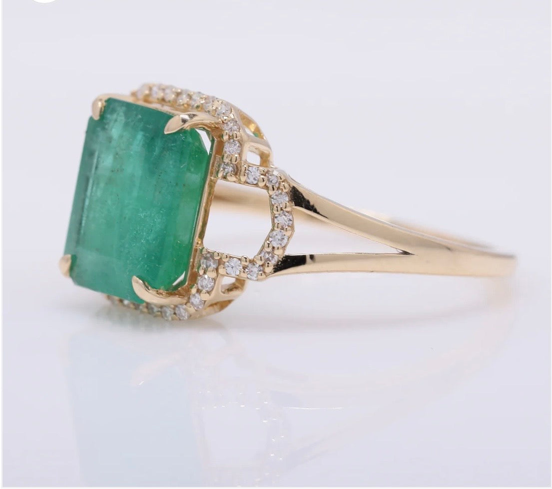 Gold ring with 2.94ct natural emerald and diamond-certified