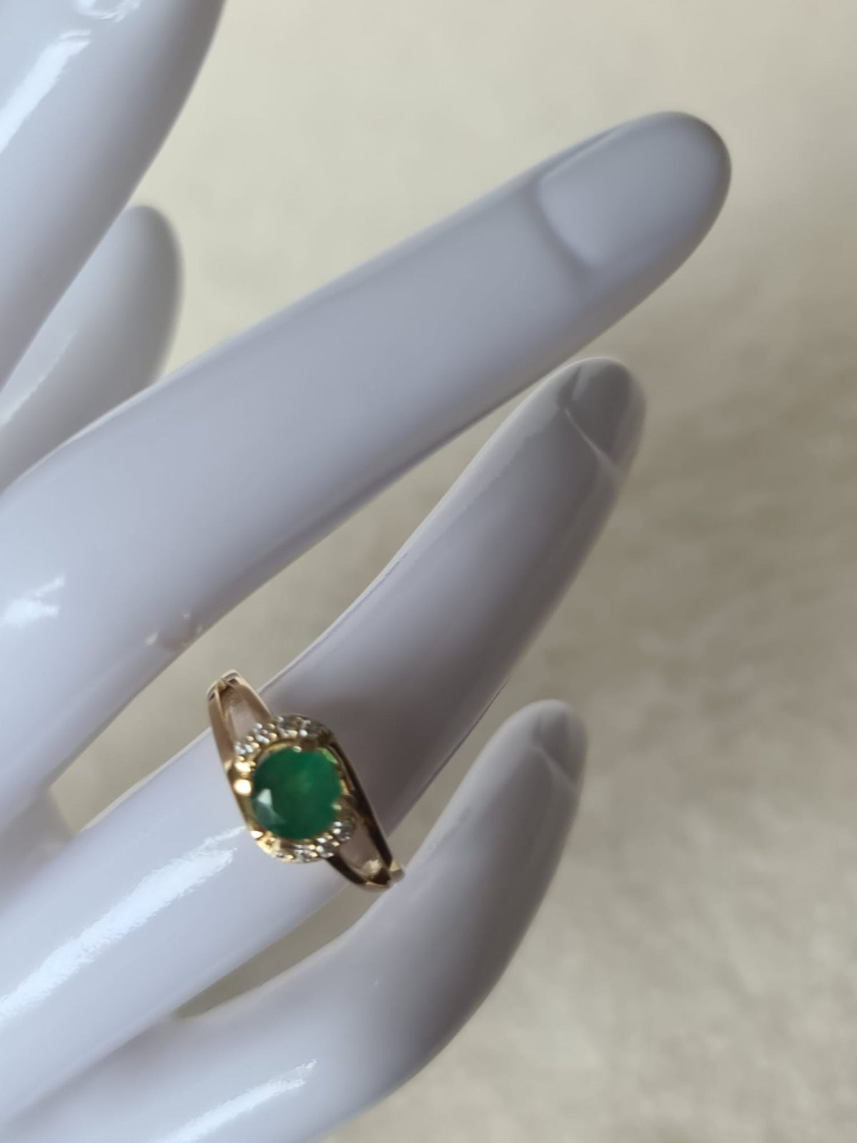 18k gold ring with natural emerald