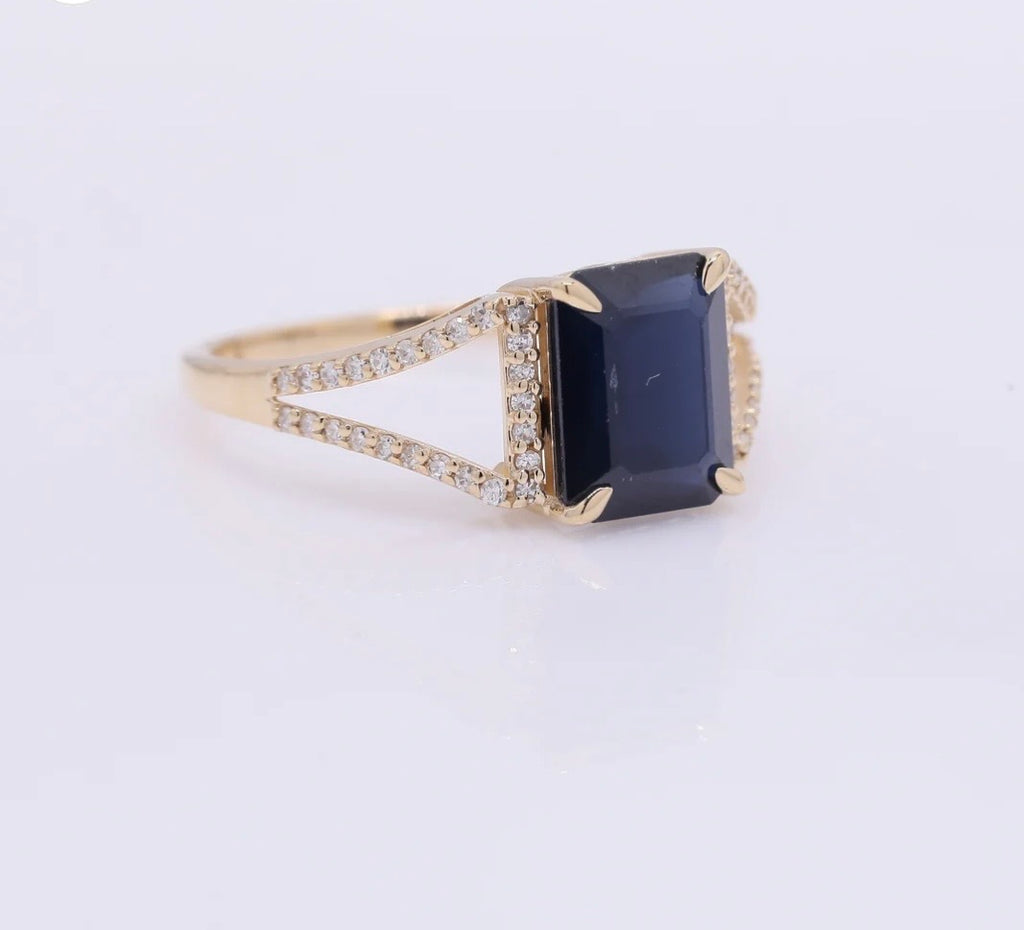 Gold ring with large natural sapphire and diamond-certified