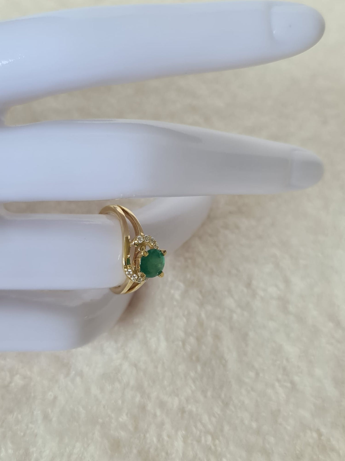 18k gold ring with natural emerald