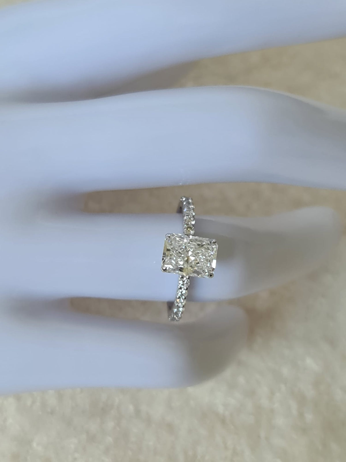 Special gold ring with large diamond-certified