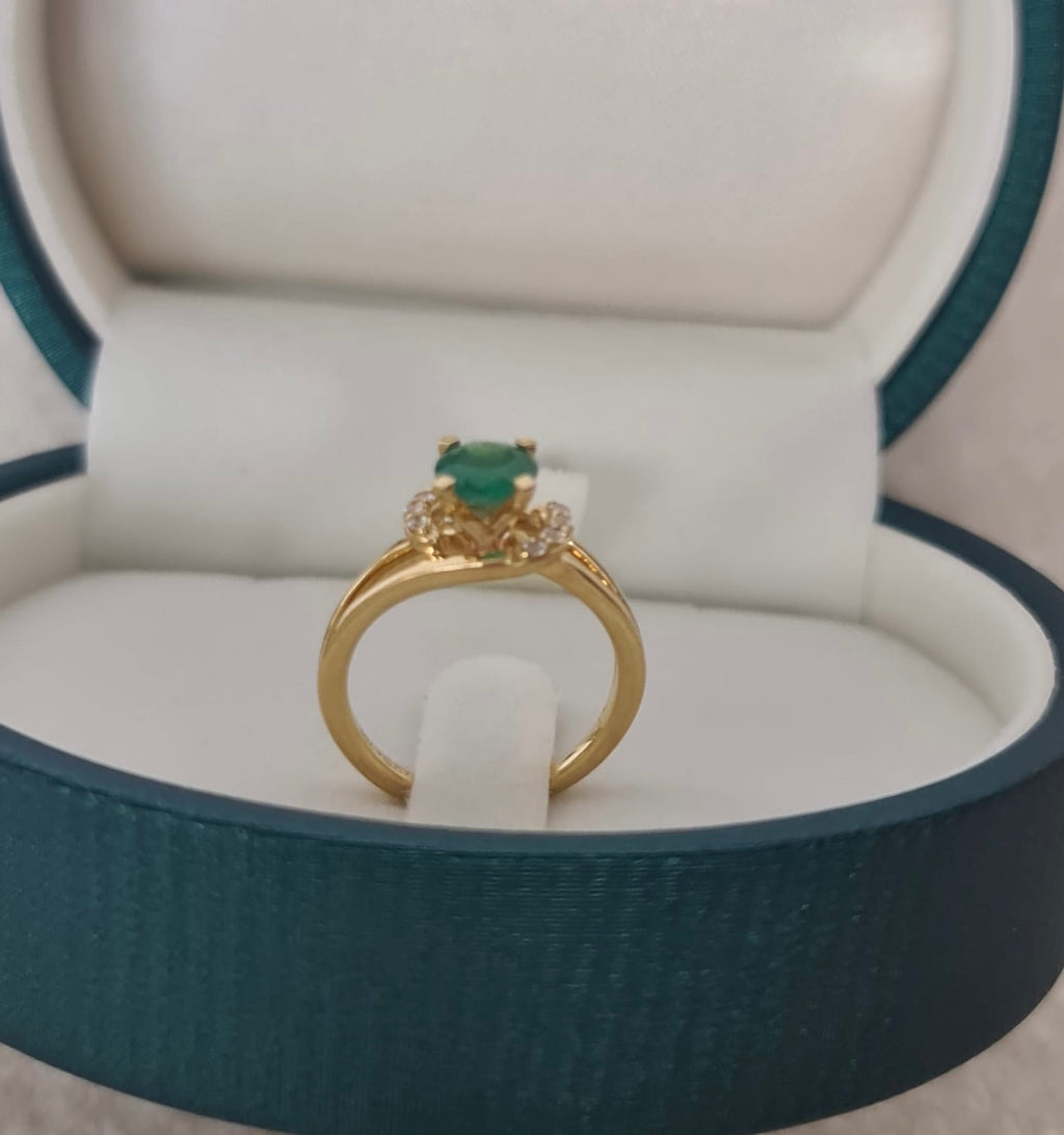 18k gold ring with natural emerald