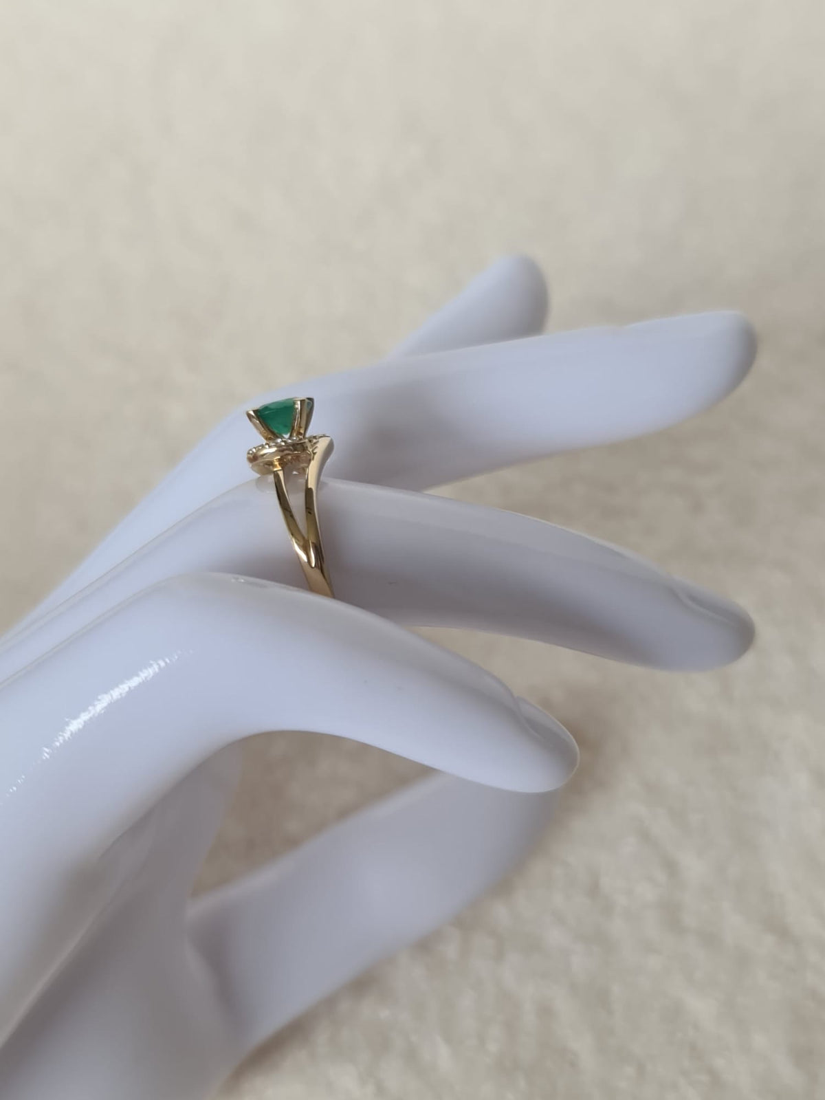 18k gold ring with natural emerald