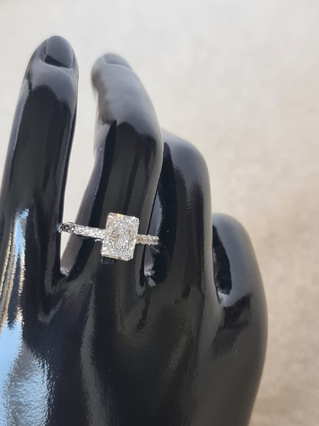 Special gold ring with large diamond-certified