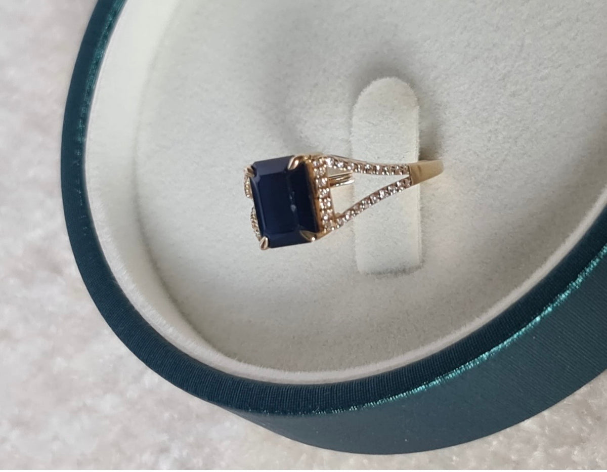 Gold ring with large natural sapphire and diamond-certified