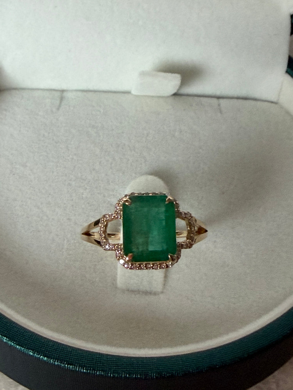 Gold ring with 2.94ct natural emerald and diamond-certified