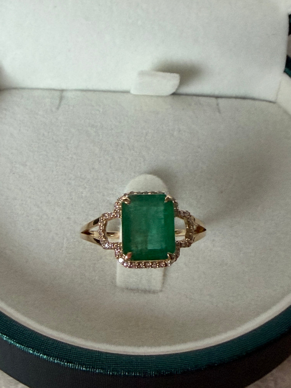 Gold ring with 2.94ct natural emerald and diamond-certified